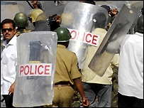 नक्सली हमले में 10 पुलिसवालों की मौत नक्सली हमले में 10 पुलिसवालों की मौत