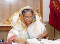 शेख़ हसीना ने जवानों को चेतावनी दी शेख़ हसीना ने जवानों को चेतावनी दी