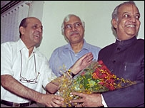 विवादों के बीच चुनाव आयोग की बैठक विवादों के बीच चुनाव आयोग की बैठक
