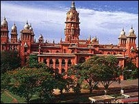 हाईकोर्ट में वकीलों और पुलिस में झड़प हाईकोर्ट में वकीलों और पुलिस में झड़प