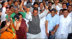 थमी नहीं है बिजली पर राजनीति थमी नहीं है बिजली पर राजनीति
