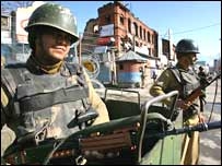 'प्रदर्शनों को देखते हुए श्रीनगर में कर्फ़्यू' 'प्रदर्शनों को देखते हुए श्रीनगर में कर्फ़्यू'