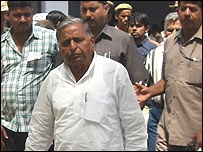 मुलायम को चुनाव आयोग का नोटिस मुलायम को चुनाव आयोग का नोटिस