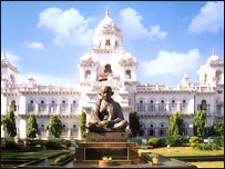 आंध्र: त्रिकोणीय लड़ाई, एक बड़ा मुद्दा नहीं आंध्र: त्रिकोणीय लड़ाई, एक बड़ा मुद्दा नहीं