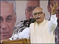 आडवाणी की ओर भी फेंकी गई चप्पल आडवाणी की ओर भी फेंकी गई चप्पल