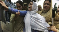 महिलाओं के साथ 'बलात्कार' की पुष्टि, प्रदर्शन जारी महिलाओं के साथ 'बलात्कार' की पुष्टि, प्रदर्शन जारी