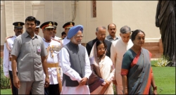'ताली दोनों हाथों से बजती है' 'ताली दोनों हाथों से बजती है'