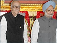आडवाणी-मनमोहन सिंह के बीच नोकझोंक आडवाणी-मनमोहन सिंह के बीच नोकझोंक