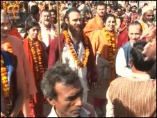 हर-हर गंगे से विभोर विदेशी हर-हर गंगे से विभोर विदेशी