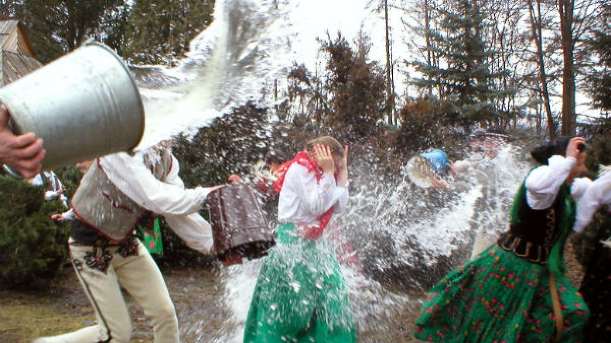 सोमवार आते ही इन देश की लड़कियों को कर दिया जाता है पानीपानी In this countries there is a