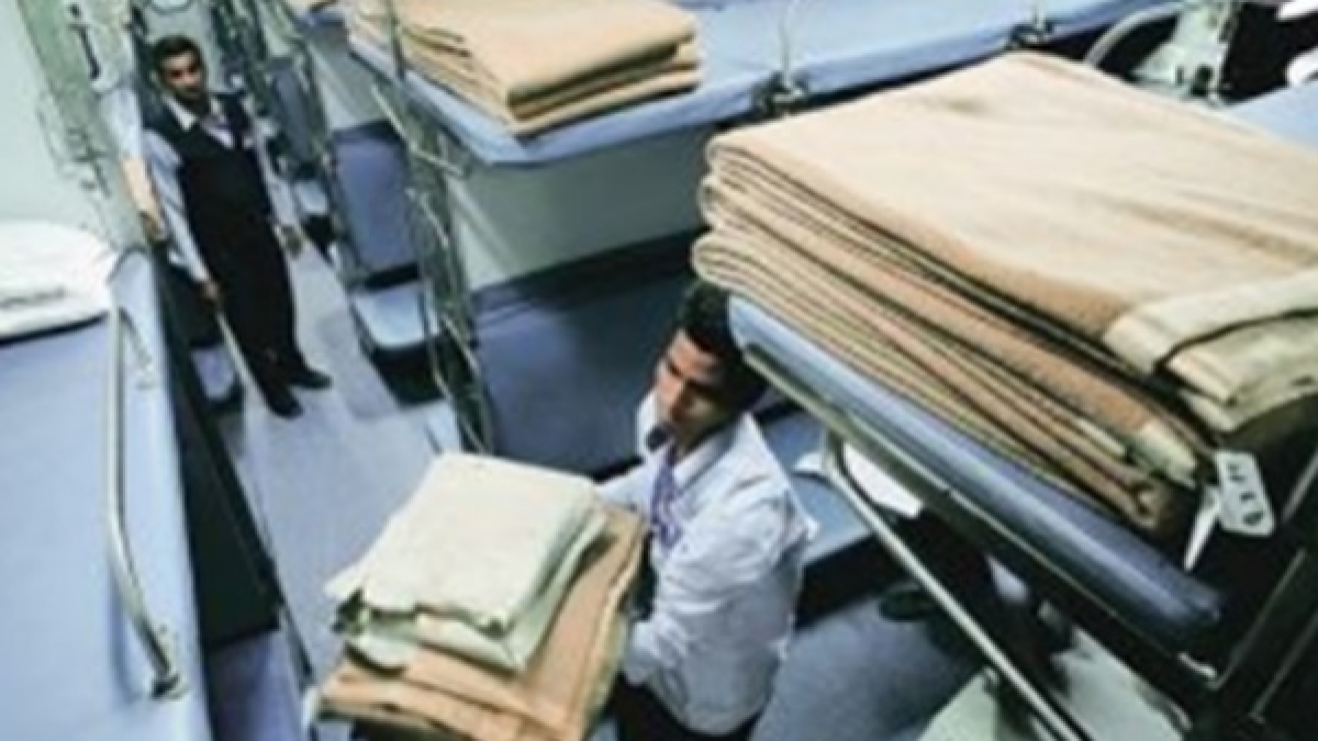 अब ट्रेनों में यात्रियों को नहीं मिलेंगे गंदे और बदबूदार कंबल, रेलवे ने