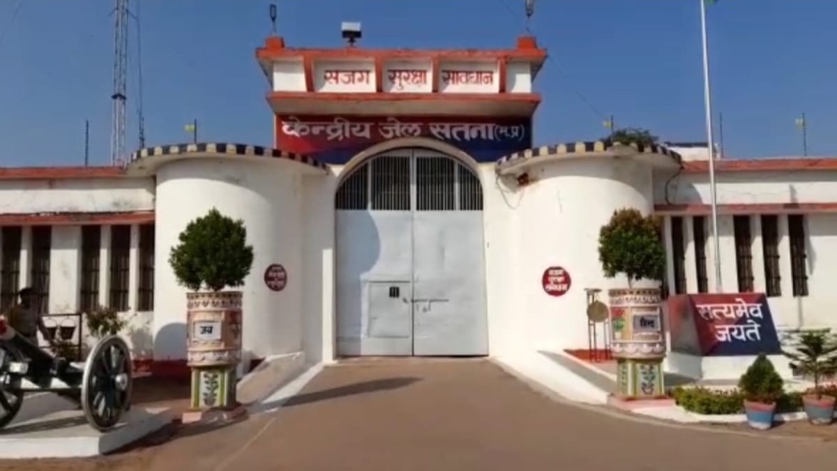 Satna news सतना सेंट्रल जेल में बंद बुजुर्ग बंदियों से परिवार ने तोड़ा