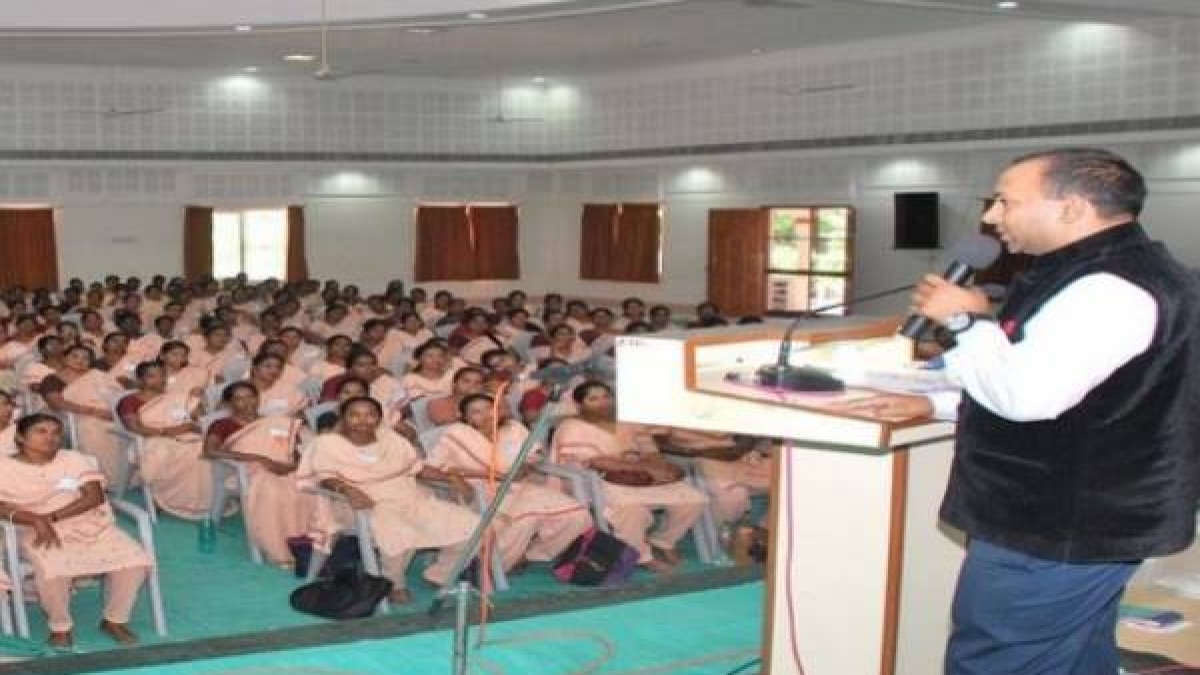 'न्यूटन, आइंस्टीन की खोज धोखा'