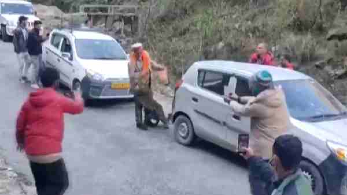 A leopard was spotted on Banjar-Kullu Road in Tirthan Valley A leopard was spotted on Banjar-Kullu Road in Tirthan Valley