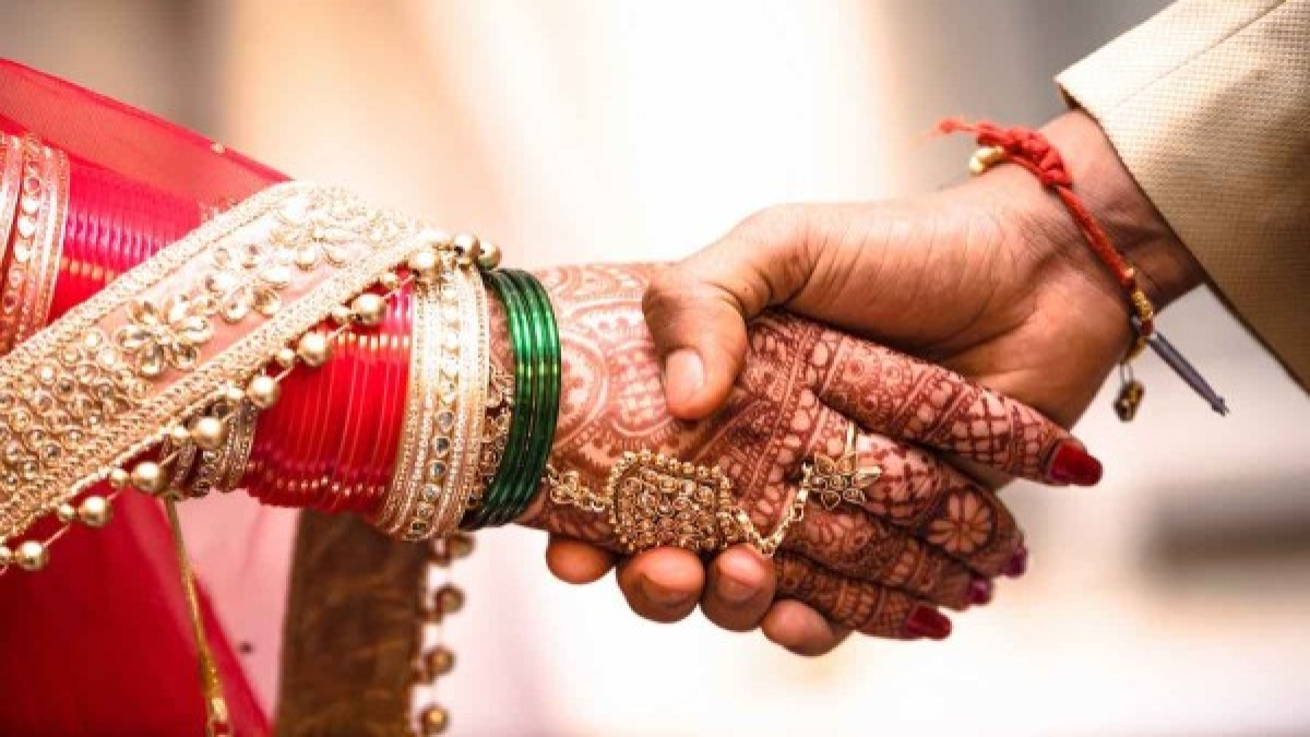 सबके सामने की दुल्हन को KISS करने की कोशिश