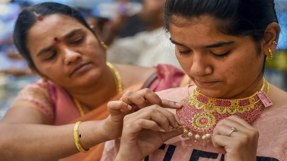 सोना हुआ धड़ाम, कीमत 50000 से नीचे