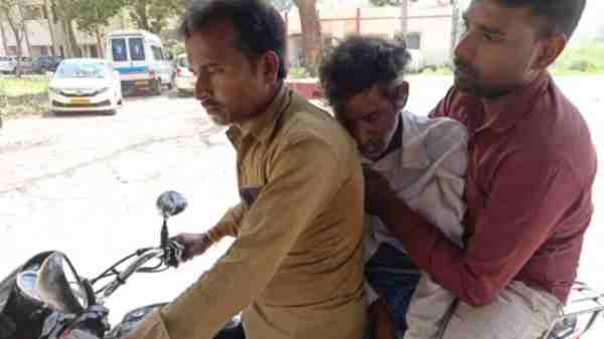 barabanki News: son reached home with father body on bike barabanki News: son reached home with father body on bike