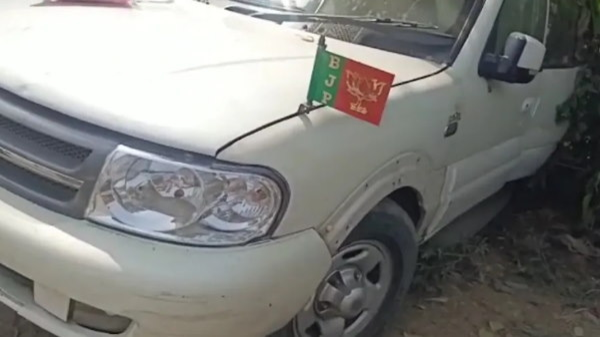 man body found in car bearing BJP flag in barabanki man body found in car bearing BJP flag in barabanki