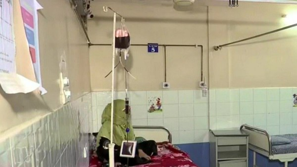 थैलेसीमिया से पीड़ित बच्चे अस्पताल में भर्ती। थैलेसीमिया से पीड़ित बच्चे अस्पताल में भर्ती।