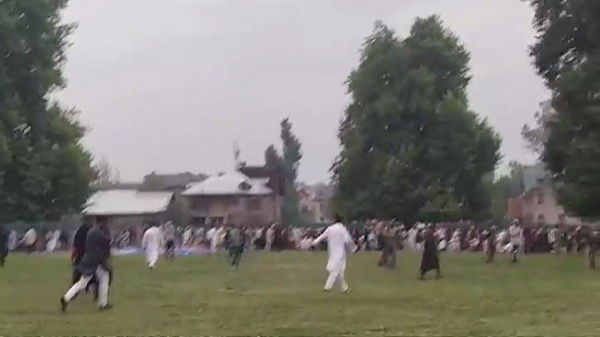 Eid al-Fitr : stone pelting today on Security forces outside mosque in Kashmirs Anantnag Eid al-Fitr : stone pelting today on Security forces outside mosque in Kashmirs Anantnag