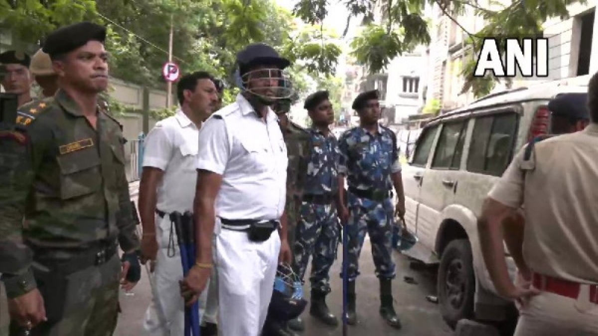 Firing by policeman in front of Bangladesh Deputy High Commission in Kolkata, two killed Firing by policeman in front of Bangladesh Deputy High Commission in Kolkata, two killed