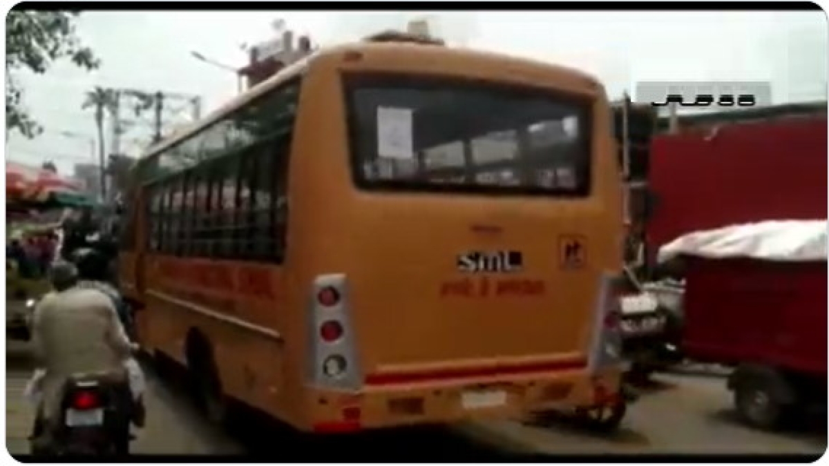 WATCH Video: school childrens bus stuck in road blockade by Agnipath agitators in Darbhanga Bihar WATCH Video: school childrens bus stuck in road blockade by Agnipath agitators in Darbhanga Bihar