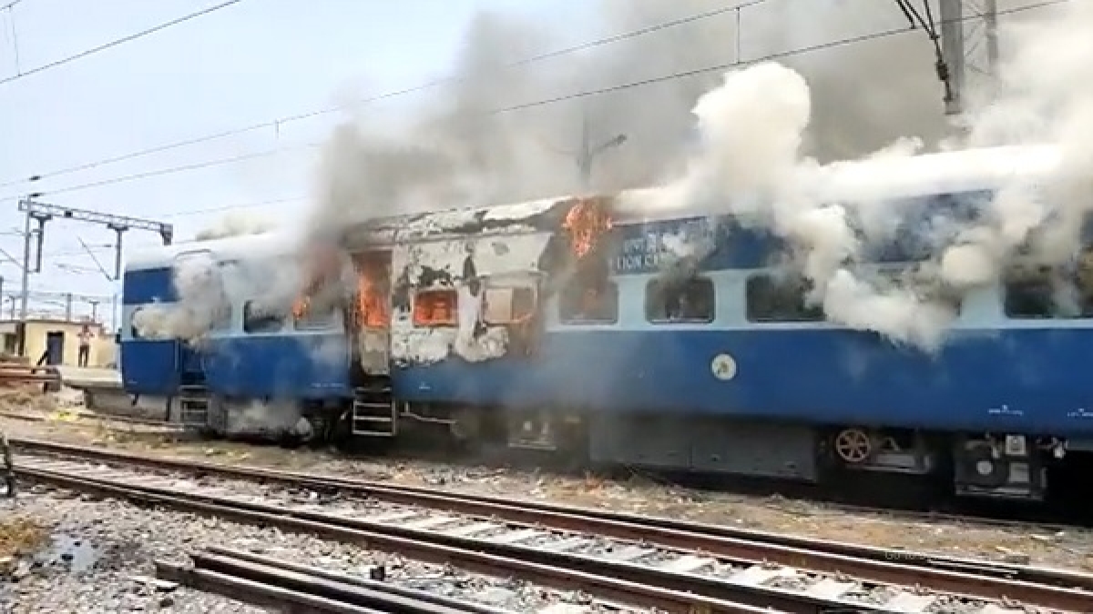 अग्निपथ योजना के खिलाफ उग्र प्रदर्शन, ट्रेन में लगाई आग अग्निपथ योजना के खिलाफ उग्र प्रदर्शन, ट्रेन में लगाई आग