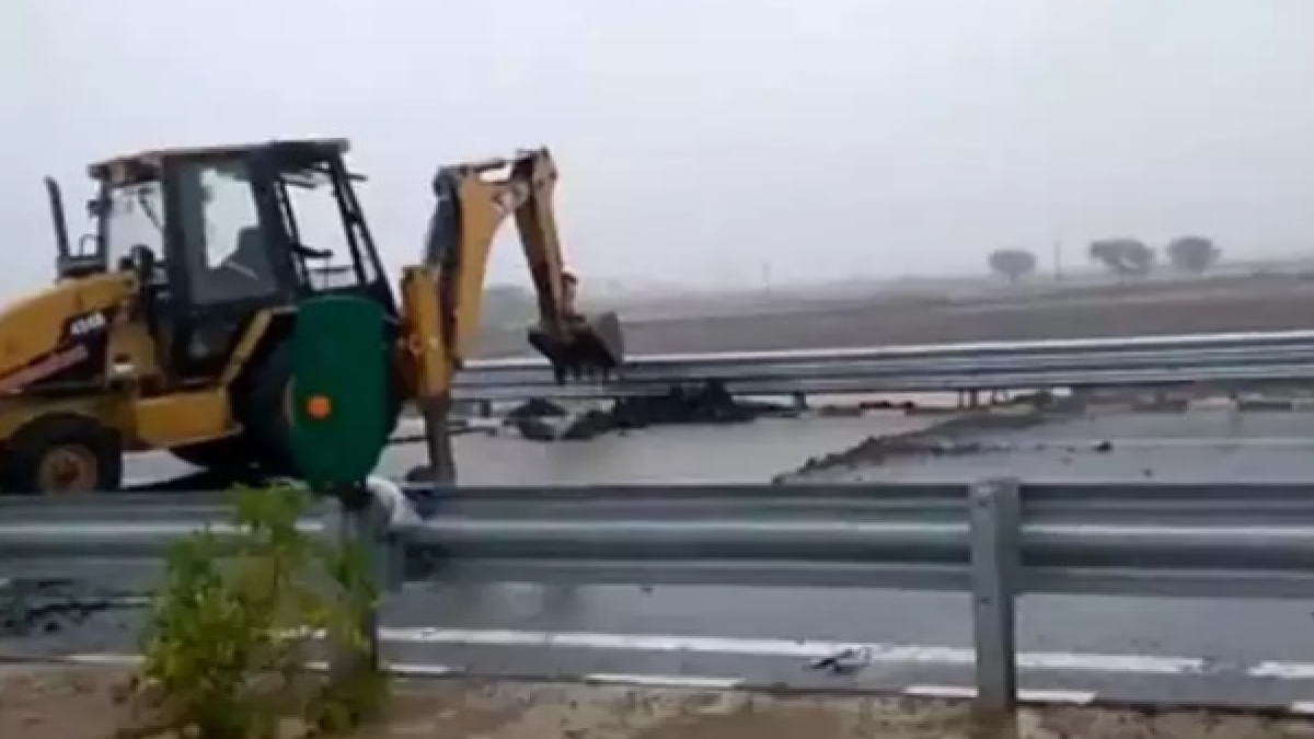 Buledkhand Expressway broke in the first rain, inaugurated by PM Modi on 16th July Buledkhand Expressway broke in the first rain, inaugurated by PM Modi on 16th July
