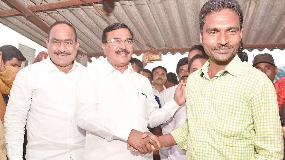 telangana Khammam News: Minister Singireddy Reddy congrats cotton farmer for good profits telangana Khammam News: Minister Singireddy Reddy congrats cotton farmer for good profits