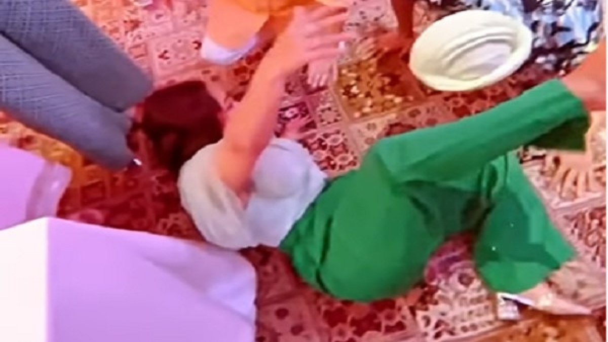 जमीन पर लेटकर नेहा ने किया नागिन डांस