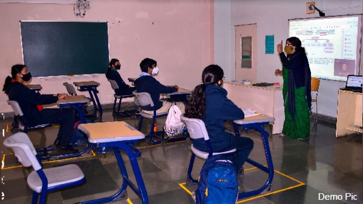 एक ही स्कूल में पढ़ती है तीनों छात्राएं