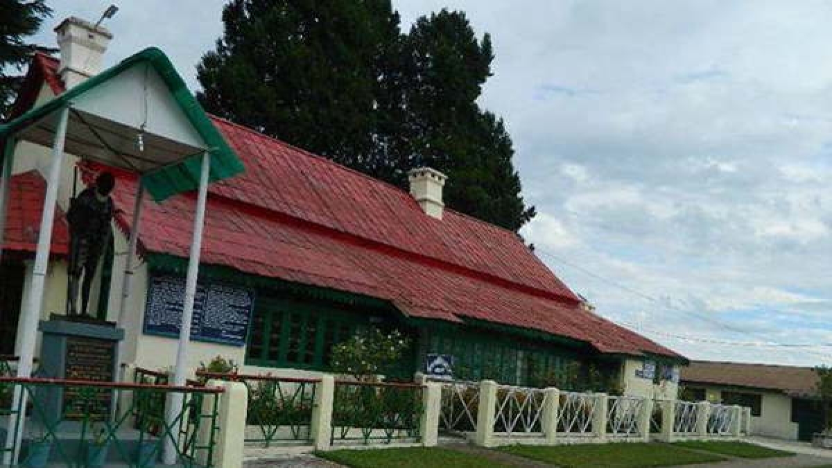पर्यटक स्थल कौसानी, यहीं पर बैठकर पुस्तक अनासक्ति योग की प्रस्तावना लिखी