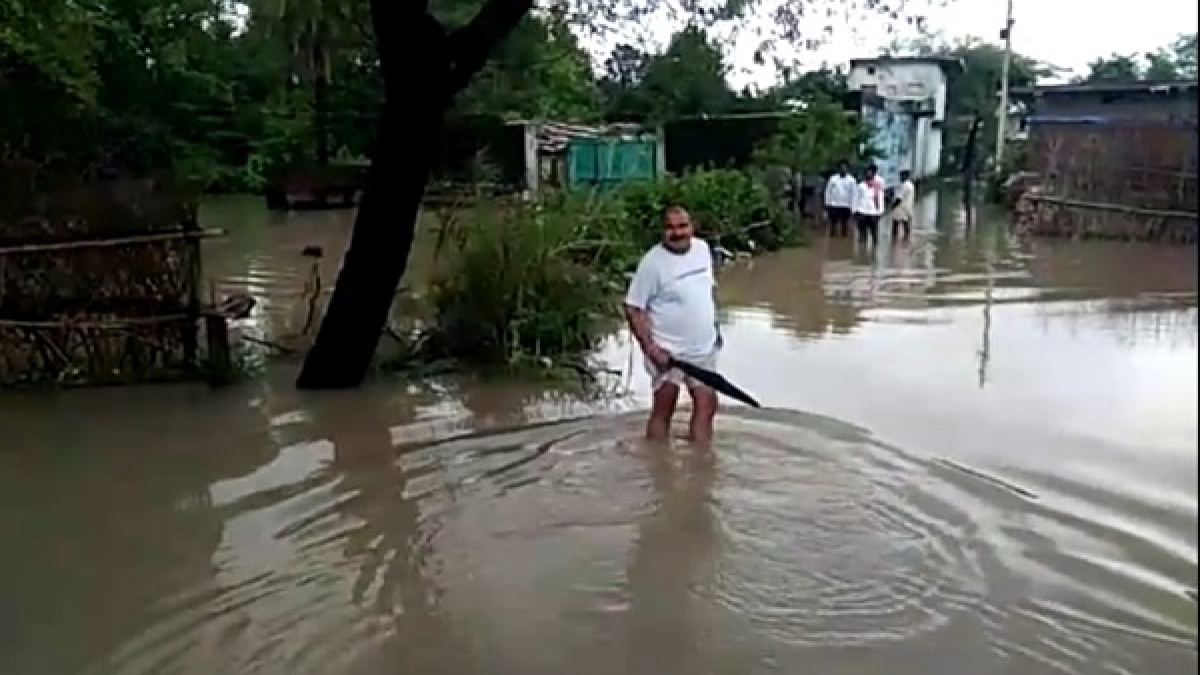नदियों किनारे बसे गांव और बस्तियों में घरों के अंदर तक भर गया पानी