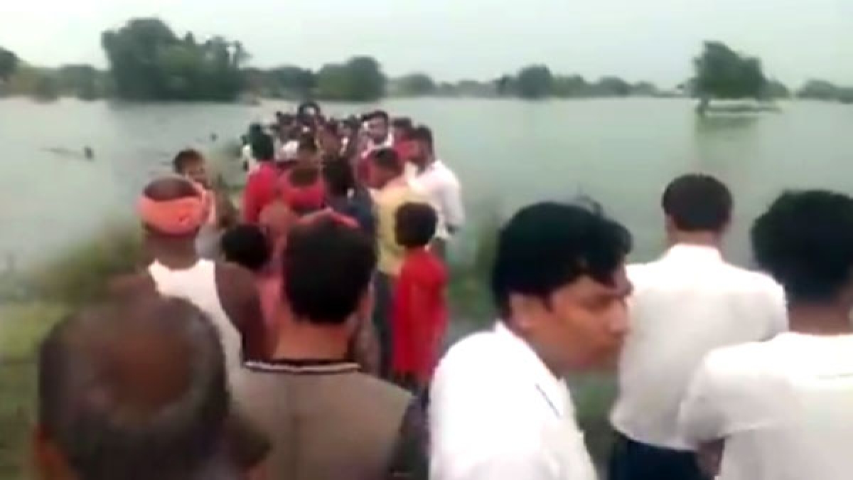 नाव में पानी भरने के चलते हुआ हादसा