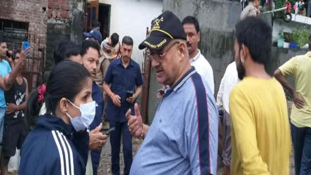 कैबिनेट मंत्री और डीएम ने राहत,बचाव कार्य का जायजा लिया