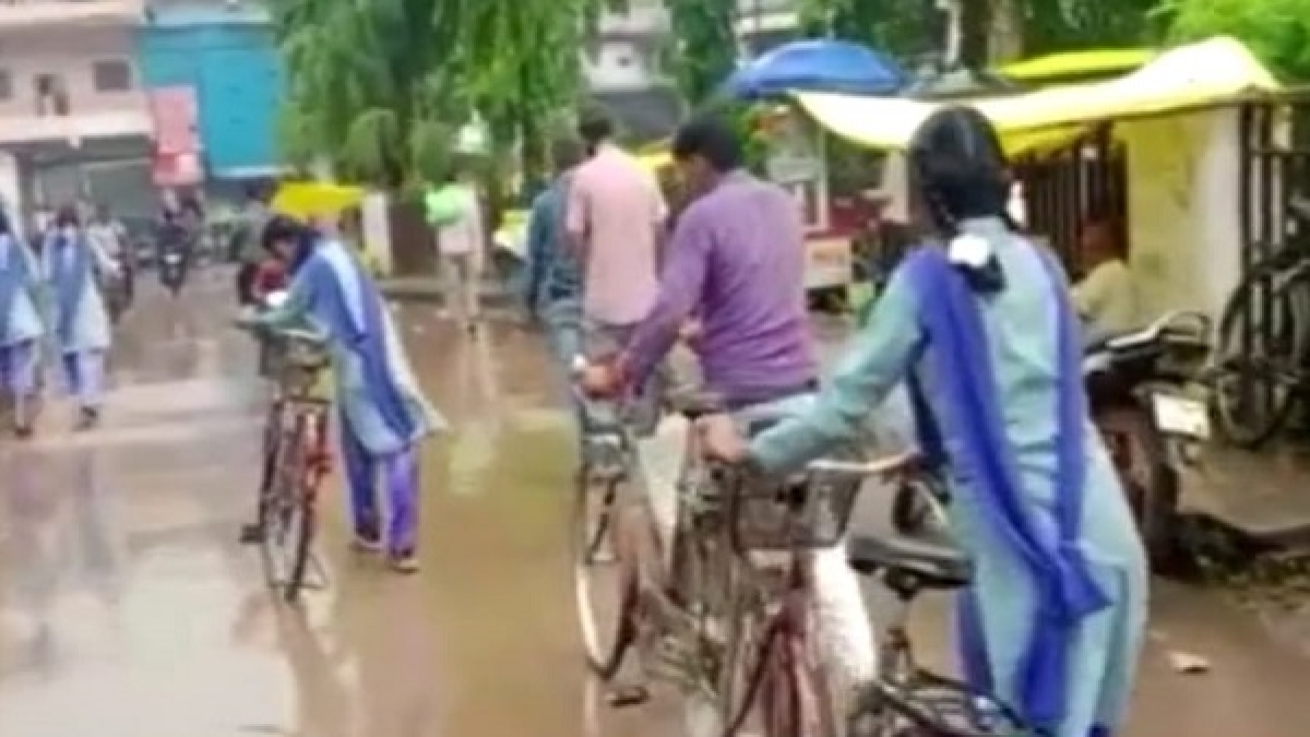 टायर-ट्यूब सडे़, चेन खराब, जंग लगी साइकिलें छात्राओं को बांटी