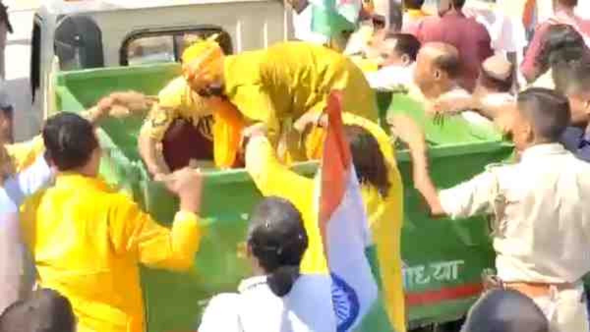 Akhilesh criticized distribute of national flag in Ayodhya by municipal corporation garbage vehicle Akhilesh criticized distribute of national flag in Ayodhya by municipal corporation garbage vehicle