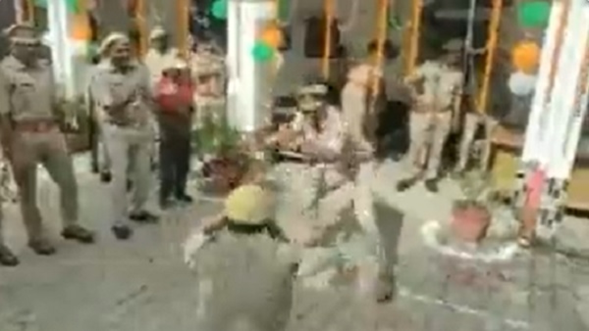 पुलिसवालों का डांस करने का वीडियो वायरल