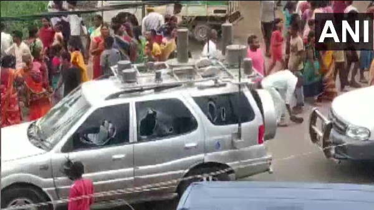 Stone pelting on Nitish kumar convoy Stone pelting on Nitish kumar convoy
