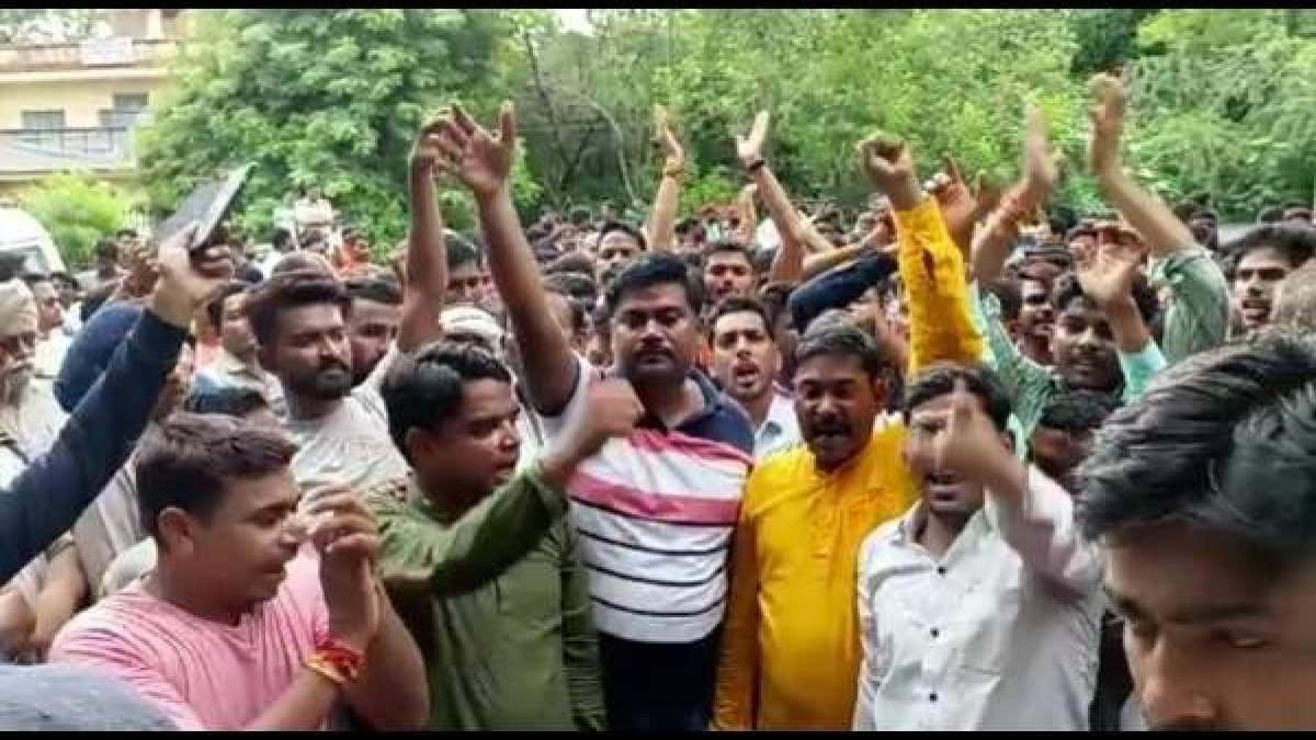 एसपी ऑफिस के बाहर ओबीसी महासभा ने किया प्रदर्शन