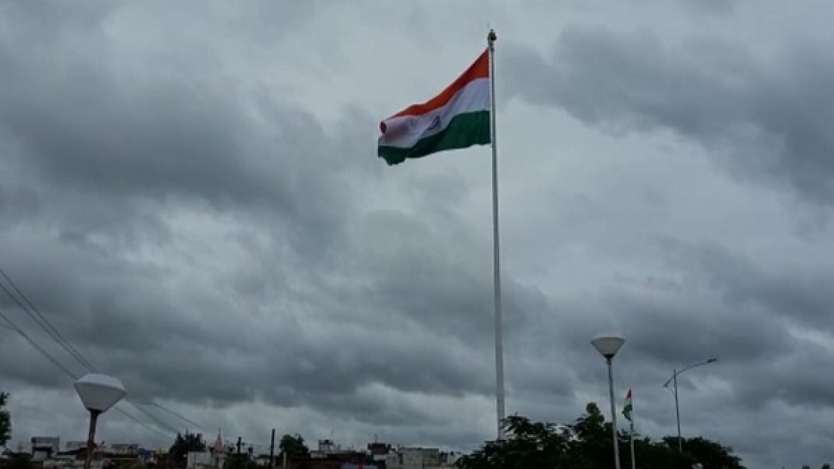 सागर के गढ़ाकोटा में 100 फीट ऊंचा तिरंगा फहराया गया सागर के गढ़ाकोटा में 100 फीट ऊंचा तिरंगा फहराया गया
