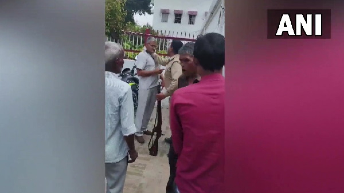sitapur home guard suspended for hitting retired sub inspector after video viral sitapur home guard suspended for hitting retired sub inspector after video viral
