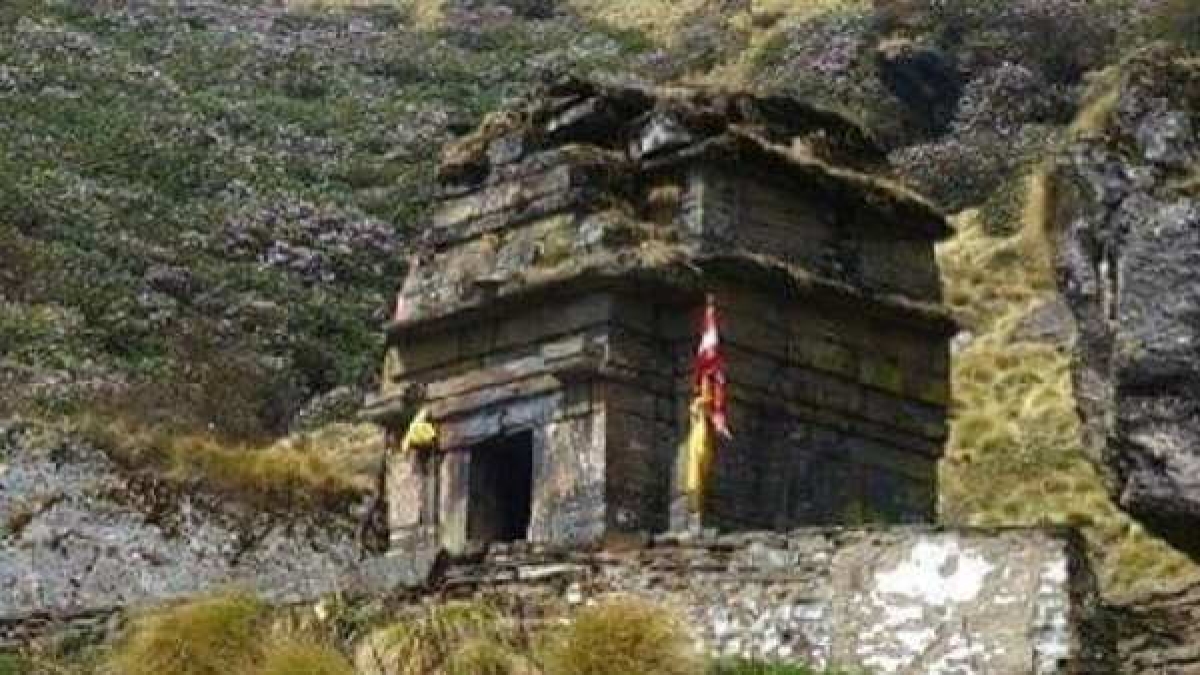 चमोली जिले की उर्गम घाटी में बंशीनारायण मंदिर
