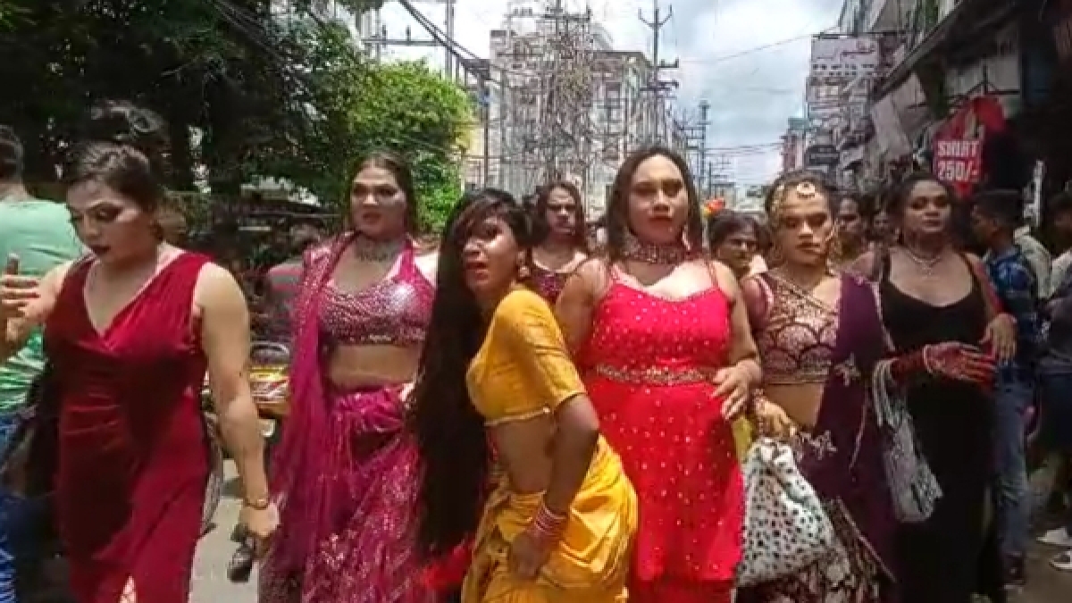 फिल्म अभिनेत्रियों की तरह पहने आकर्षक वस्त्र