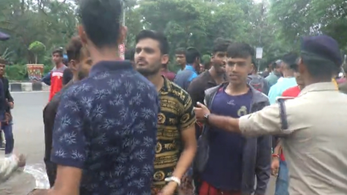 Agniveer youths who were practicing to join the army were chased out by the Bhopal Police. Agniveer youths who were practicing to join the army were chased out by the Bhopal Police.