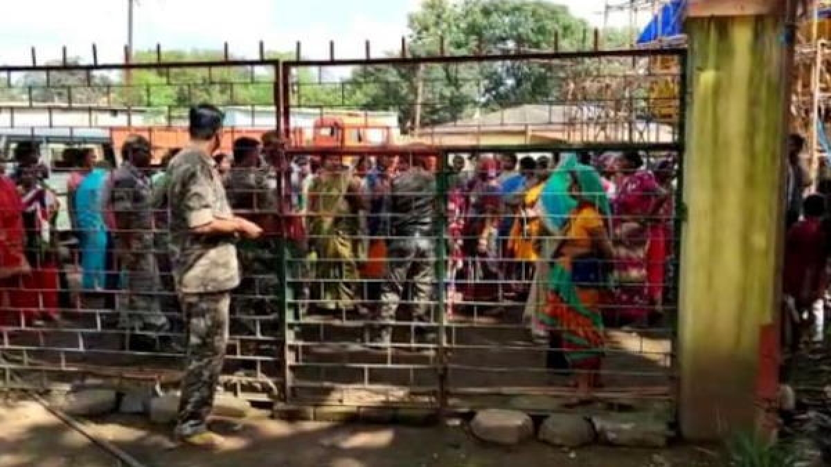 Teacher assaults Class 6 students with canes in Jharkhand Gumla Teacher assaults Class 6 students with canes in Jharkhand Gumla