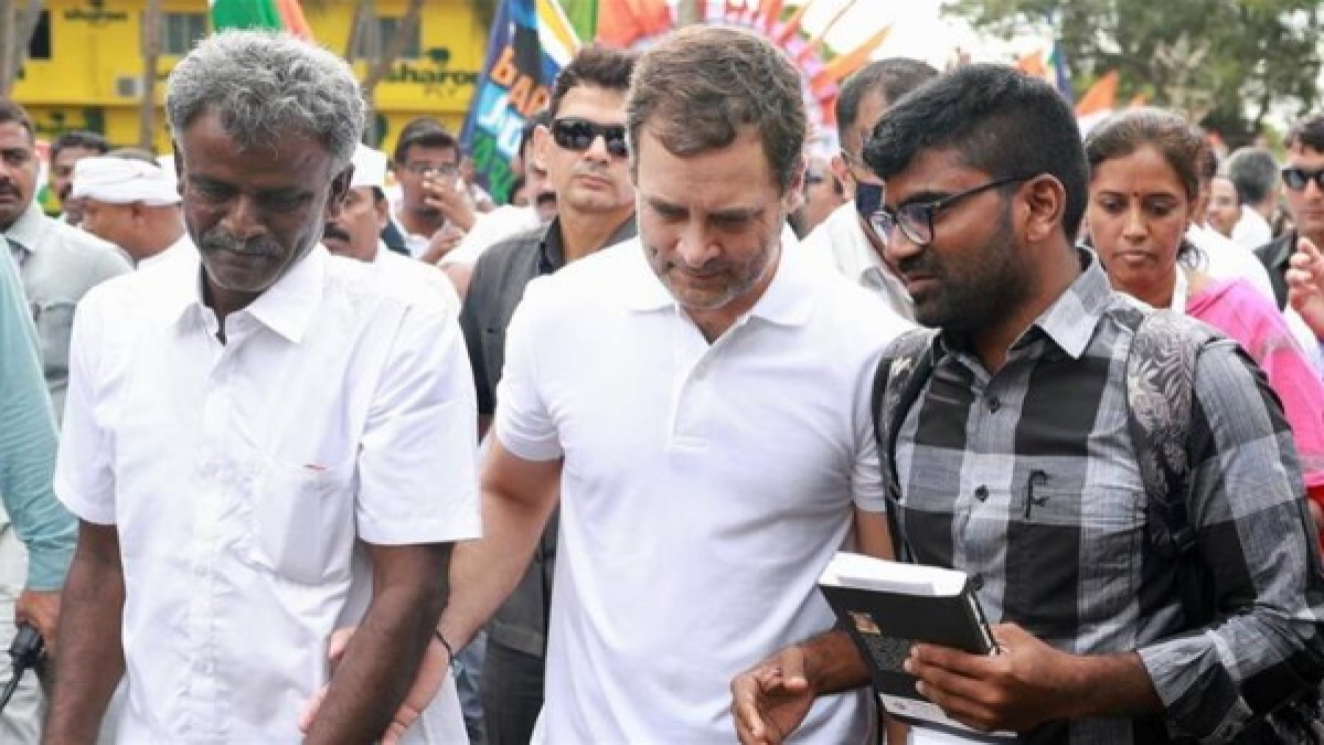 Rahul Gandhi meets father of late NEET aspirant Anitha, Bharat Jodo Yatra in Kanniyakumari Rahul Gandhi meets father of late NEET aspirant Anitha, Bharat Jodo Yatra in Kanniyakumari