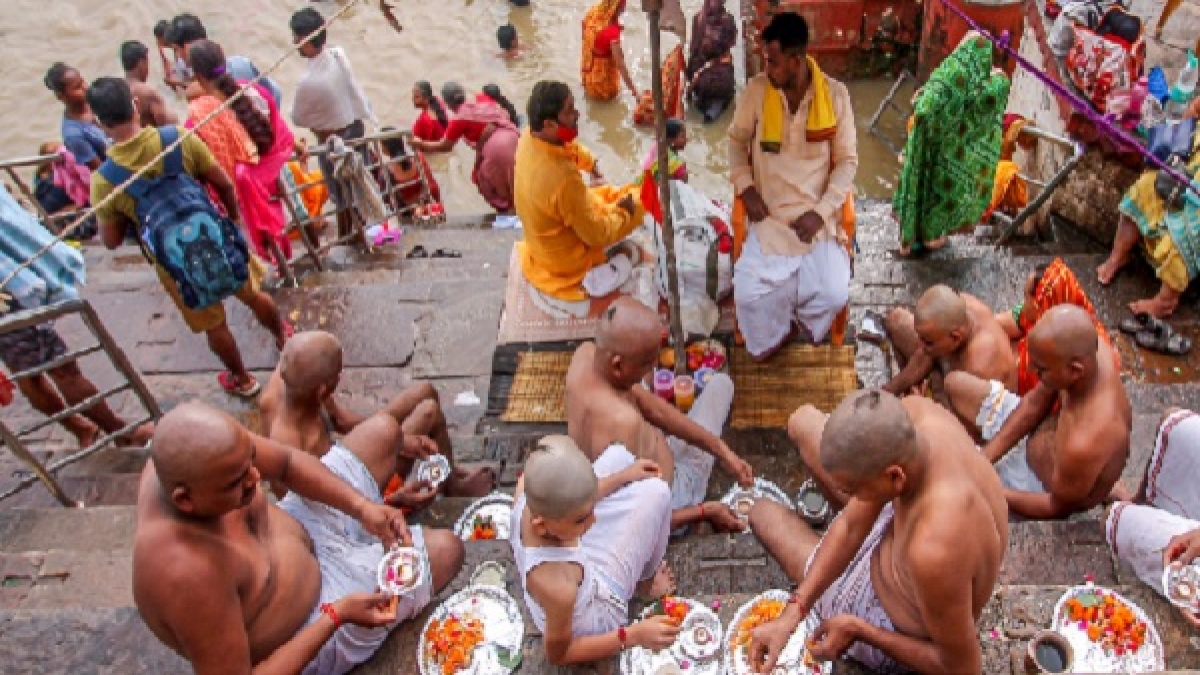 Pitru Paksha 2022: क्या है महादान? कब और क्यों करना चाहिए महादान? Pitru Paksha 2022: क्या है महादान? कब और क्यों करना चाहिए महादान?