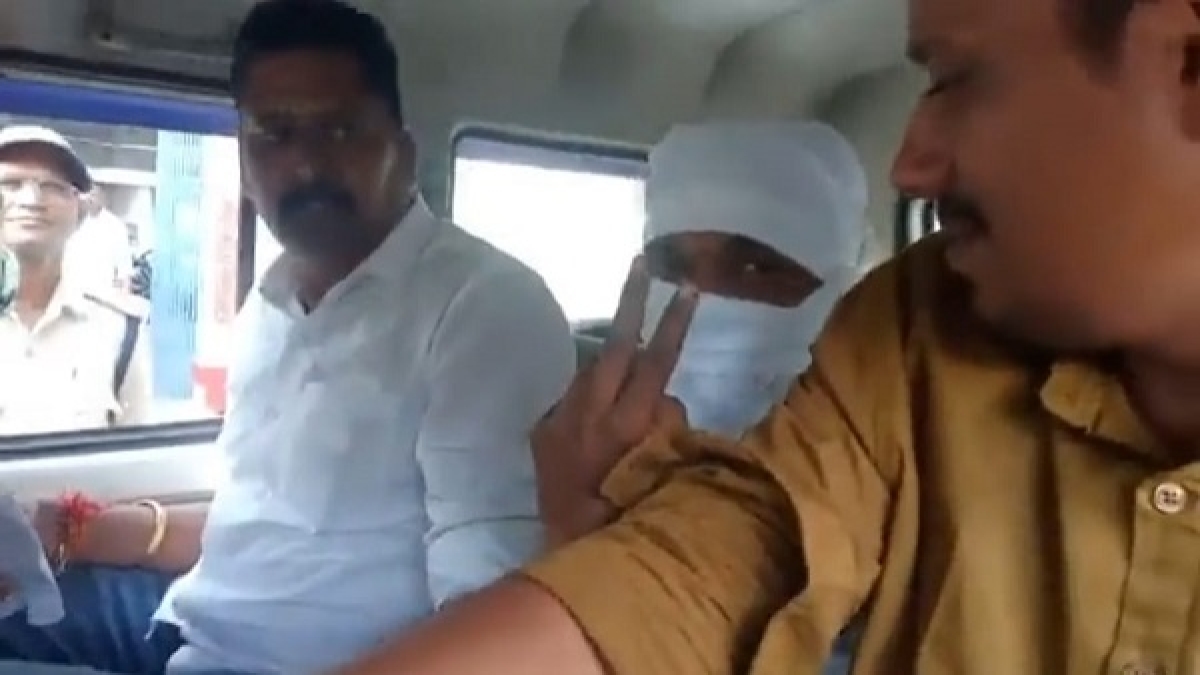 अंगुलियां से विक्ट्री साइन बनाकर दिखा रहा था