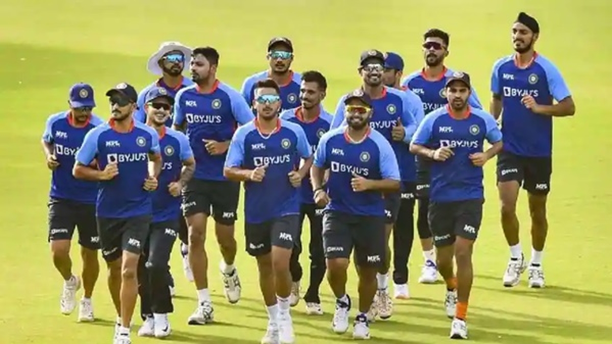 दिनेश कार्तिक ने काटा केक
